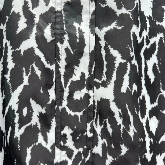Chico’s Black and White Vest Animal Print Lightweight Nylon Mobwife Sz 1 Medium - Picture 3 of 9